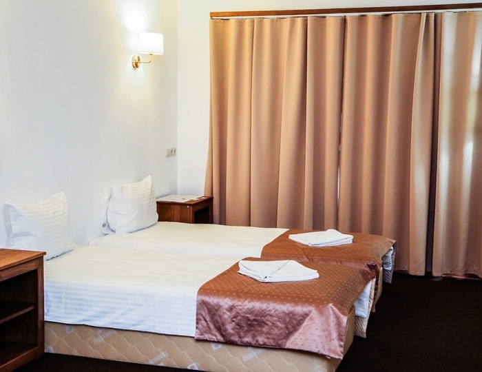 1-мест.(разм. в 2-мест.) станд. -плюс (вид на город) - Отель «ДЭМ» Сухум